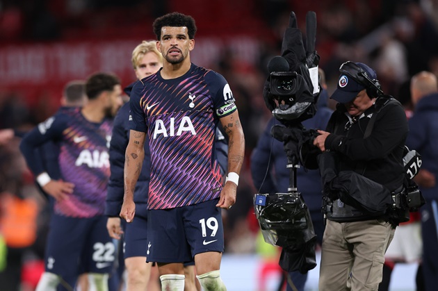 Dominic Solanke tiếc nuối sau trận hoà Manchester United. Ảnh: EPA/ADAM VAUGHAN