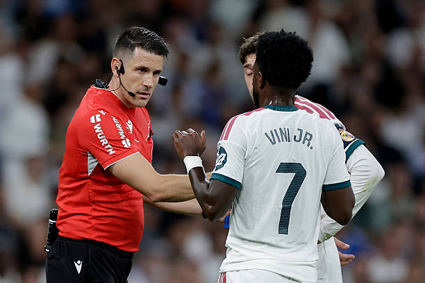Vinicius Junior để lại h&igrave;nh ảnh xấu x&iacute; ở trận đấu với Villarreal. Ảnh: M Gracia Jimenez/Getty Images