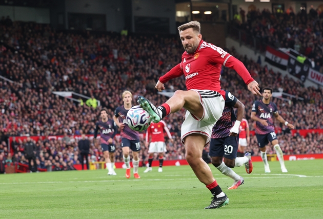 Luke Shaw lại tiếp tục d&iacute;nh chấn thương. Ảnh: EPA