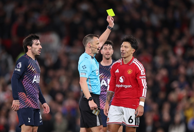 Lisandro Martinez mắc sai lầm trong b&agrave;n thua của Man United. Ảnh: EPA