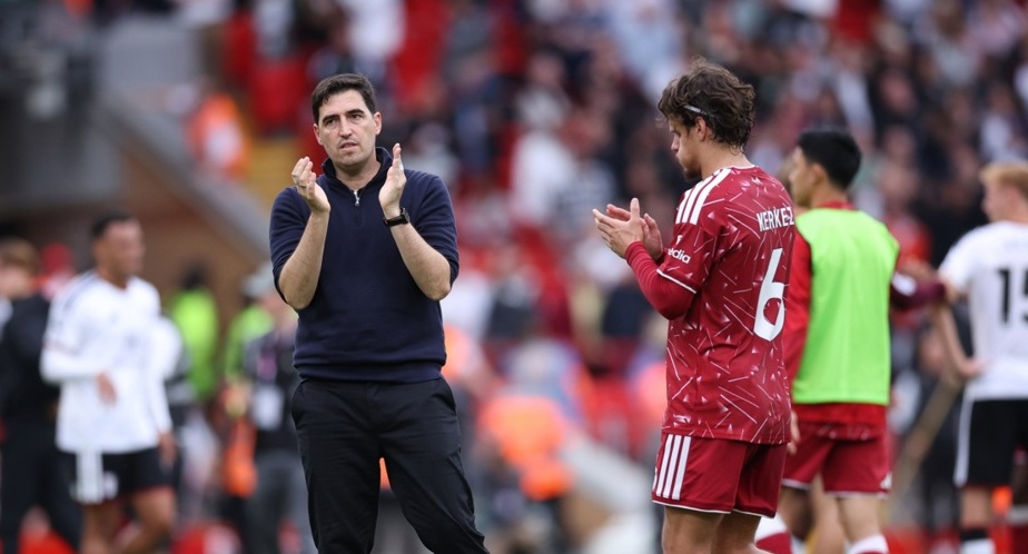 HLV Andoni Iraola đối mặt nhiệm vụ đánh bại Man City. Ảnh: EPA.