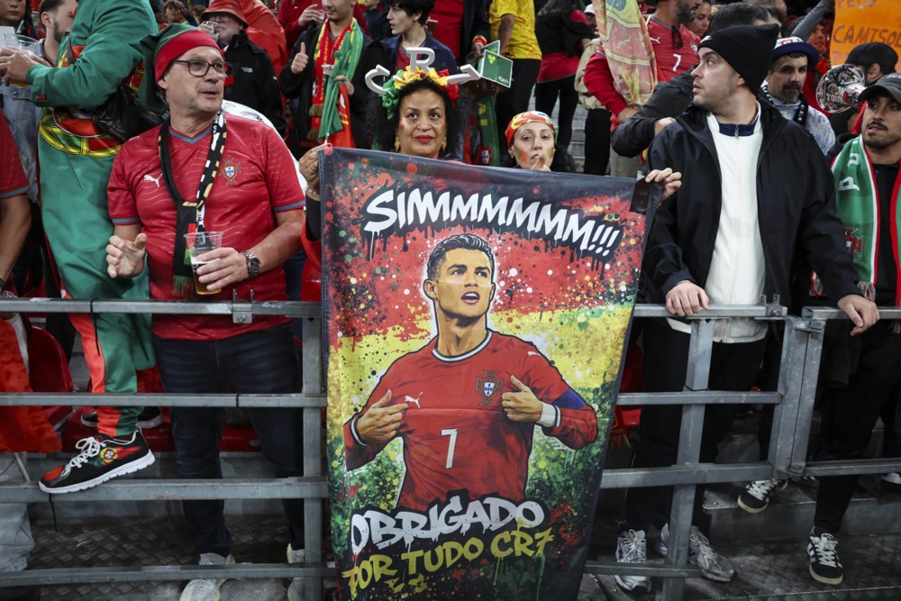 Người hâm mộ thể hiện sự ủng hộ với Ronaldo. Ảnh: EPA.