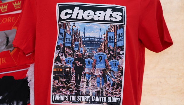 Ảnh bài viết Fan MU đem biểu ngữ 50 năm trở lại để châm chọc Man City