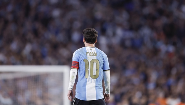 Messi chinh phục người xung quanh bằng cử chỉ cao đẹp. (Ảnh: EPA Images)qq