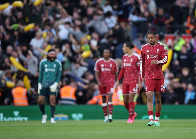 Liverpool sụp đổ nhanh chóng khi chỉ còn 10 người. Ảnh: EPA/ADAM VAUGHAN