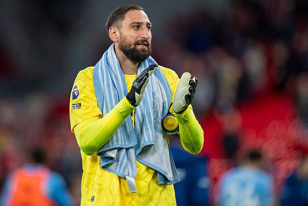 Gianluigi Donnarumma - 8.2/10: Dù Man City làm chủ phần lớn thời lượng kiểm soát bóng, thủ thành người Ý vẫn có một ngày làm việc bận rộn với 6 pha cứu thua chuẩn xác, đặc biệt là các tình huống hóa giải cơ hội nguy hiểm của Barcola và Koumas để giữ sạch lưới. Ảnh: Isaac Parkin/Getty Images

Matheus Nunes - 7.6/10: Đảm nhận vai trò phòng ngự, anh đã phát huy tối đa khả năng kéo bóng ấn tượng để chuyển trạng thái tấn công mượt mà, đồng thời tích cực phạm lỗi chiến thuật nhằm dập tắt các đợt phản công nhanh của đối thủ. Ảnh: Liverpool FC/Getty Images

Ruben Dias - 7.5/10: Mang băng thủ quân, trung vệ người Bồ Đào Nha đã chỉ huy hàng thủ dâng cao mẫu mực, duy trì sự tập trung tối đa trong hiệp một kín kẽ và góp công lớn hạn chế Liverpool chỉ có vỏn vẹn 6 cú sút trúng đích. Ảnh: Isaac Parkin/Getty Images

Nico O'Reilly - 6.7/10: Cầu thủ trẻ của Manchester City có màn trình diễn tròn vai, duy trì cự ly đội hình vững vàng trong sơ đồ 4-1-4-1 và giữ lối chuyền bóng đơn giản nhằm đóng góp vào tổng số 551 đường chuyền chính xác của toàn đội. Ảnh: EPA/ADAM VAUGHAN

Marc Guehi - 7.4/10: Thi đấu điềm tĩnh và chắc chắn ở vị trí trung vệ lệch phải, anh đóng góp vào 12 pha phá bóng giải nguy cho Manchester City và vô hiệu hóa hiệu quả các đợt lên bóng nguy hiểm của Liverpool. Ảnh: EPA/ADAM VAUGHAN

Elliot Anderson - 8.1/10: Chơi ở vị trí mỏ neo, anh thể hiện sự bền bỉ cùng nhãn quan thông minh, vừa giúp tuyến giữa Manchester City áp đảo khoảng trống sau khi Ryan Gravenberch bên phía Liverpool nhận thẻ đỏ, vừa trực tiếp kiến tạo cho Jeremy Doku nhân đôi cách biệt ở phút 68. Ảnh: EPA/ADAM VAUGHAN

Antoine Semenyo - 7.0/10: Thi đấu giàu thể lực và xông xáo bên cánh, anh liên tục khuấy đảo kéo dãn hàng thủ Liverpool và thắng nhiều pha tranh chấp tay đôi giúp Manchester City kiếm về tới 6 quả phạt góc. Ảnh: EPA/ADAM VAUGHAN

Enzo Fernandez - 6.9/10: Đóng vai trò trạm trung chuyển điều tiết nhịp độ, tiền vệ người Argentina giúp Manchester City làm chủ tuyến giữa với 65% thời lượng kiểm soát bóng cùng những pha mở biên nhịp nhàng làm tiêu hao thể lực của đối phương. Ảnh: EPA/ADAM VAUGHAN

Rayan Cherki - 8.1/10: Liên tục khai thác khoảng trống giữa các tuyến bằng khả năng sáng tạo vượt trội, ngôi sao người Pháp đã khép lại ngày thi đấu ấn tượng bằng pha lập công nâng tỷ số lên 3-0 ở phút 78 sau đường dọn cỗ của Josko Gvardiol. Ảnh: EPA/ADAM VAUGHAN 

Iliman Ndiaye - 6.1/10: Dù nỗ lực gây sức ép và hỗ trợ đội bóng làm chủ khu vực giữa sân trong 45 phút đầu tiên, anh lại thiếu đi sự sắc bén cần thiết ở khâu xử lý cuối cùng. Ảnh: EPA/ADAM VAUGHAN 

Erling Haaland - 7.7/10: Thể hiện đúng phẩm chất của một ngôi sao lớn khi kiên nhẫn vượt qua hiệp một trầm lắng, anh vừa thu hút sự chú ý của cặp trung vệ đối phương, vừa tung ra pha dứt điểm chuẩn xác ở phút 65 để khai thông thế bế tắc trận đấu. Ảnh: EPA/ADAM VAUGHAN 

Jeremy Doku - 7.4/10: Được tung vào sân từ phút 56, anh lập tức trở thành ngòi nổ thay đổi cục diện trận đấu nhờ tốc độ xé gió gây hỗn loạn hàng phòng ngự Liverpool, rồi tự mình ghi bàn thắng quan trọng ở phút 68 để dập tắt hy vọng lội ngược dòng của đối thủ. Ảnh: Tom Flathers/Getty Images

Chấm điểm Manchester City. Ảnh: Bongda.com.vn