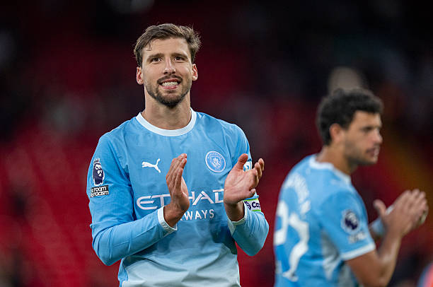 Ruben Dias - 7.5/10: Mang băng thủ quân, trung vệ người Bồ Đào Nha đã chỉ huy hàng thủ dâng cao mẫu mực, duy trì sự tập trung tối đa trong hiệp một kín kẽ và góp công lớn hạn chế Liverpool chỉ có vỏn vẹn 6 cú sút trúng đích. Ảnh: Isaac Parkin/Getty Images

Nico O'Reilly - 6.7/10: Cầu thủ trẻ của Manchester City có màn trình diễn tròn vai, duy trì cự ly đội hình vững vàng trong sơ đồ 4-1-4-1 và giữ lối chuyền bóng đơn giản nhằm đóng góp vào tổng số 551 đường chuyền chính xác của toàn đội. Ảnh: EPA/ADAM VAUGHAN

Marc Guehi - 7.4/10: Thi đấu điềm tĩnh và chắc chắn ở vị trí trung vệ lệch phải, anh đóng góp vào 12 pha phá bóng giải nguy cho Manchester City và vô hiệu hóa hiệu quả các đợt lên bóng nguy hiểm của Liverpool. Ảnh: EPA/ADAM VAUGHAN

Elliot Anderson - 8.1/10: Chơi ở vị trí mỏ neo, anh thể hiện sự bền bỉ cùng nhãn quan thông minh, vừa giúp tuyến giữa Manchester City áp đảo khoảng trống sau khi Ryan Gravenberch bên phía Liverpool nhận thẻ đỏ, vừa trực tiếp kiến tạo cho Jeremy Doku nhân đôi cách biệt ở phút 68. Ảnh: EPA/ADAM VAUGHAN

Antoine Semenyo - 7.0/10: Thi đấu giàu thể lực và xông xáo bên cánh, anh liên tục khuấy đảo kéo dãn hàng thủ Liverpool và thắng nhiều pha tranh chấp tay đôi giúp Manchester City kiếm về tới 6 quả phạt góc. Ảnh: EPA/ADAM VAUGHAN

Enzo Fernandez - 6.9/10: Đóng vai trò trạm trung chuyển điều tiết nhịp độ, tiền vệ người Argentina giúp Manchester City làm chủ tuyến giữa với 65% thời lượng kiểm soát bóng cùng những pha mở biên nhịp nhàng làm tiêu hao thể lực của đối phương. Ảnh: EPA/ADAM VAUGHAN

Rayan Cherki - 8.1/10: Liên tục khai thác khoảng trống giữa các tuyến bằng khả năng sáng tạo vượt trội, ngôi sao người Pháp đã khép lại ngày thi đấu ấn tượng bằng pha lập công nâng tỷ số lên 3-0 ở phút 78 sau đường dọn cỗ của Josko Gvardiol. Ảnh: EPA/ADAM VAUGHAN 

Iliman Ndiaye - 6.1/10: Dù nỗ lực gây sức ép và hỗ trợ đội bóng làm chủ khu vực giữa sân trong 45 phút đầu tiên, anh lại thiếu đi sự sắc bén cần thiết ở khâu xử lý cuối cùng. Ảnh: EPA/ADAM VAUGHAN 

Erling Haaland - 7.7/10: Thể hiện đúng phẩm chất của một ngôi sao lớn khi kiên nhẫn vượt qua hiệp một trầm lắng, anh vừa thu hút sự chú ý của cặp trung vệ đối phương, vừa tung ra pha dứt điểm chuẩn xác ở phút 65 để khai thông thế bế tắc trận đấu. Ảnh: EPA/ADAM VAUGHAN 

Jeremy Doku - 7.4/10: Được tung vào sân từ phút 56, anh lập tức trở thành ngòi nổ thay đổi cục diện trận đấu nhờ tốc độ xé gió gây hỗn loạn hàng phòng ngự Liverpool, rồi tự mình ghi bàn thắng quan trọng ở phút 68 để dập tắt hy vọng lội ngược dòng của đối thủ. Ảnh: Tom Flathers/Getty Images

Chấm điểm Manchester City. Ảnh: Bongda.com.vn