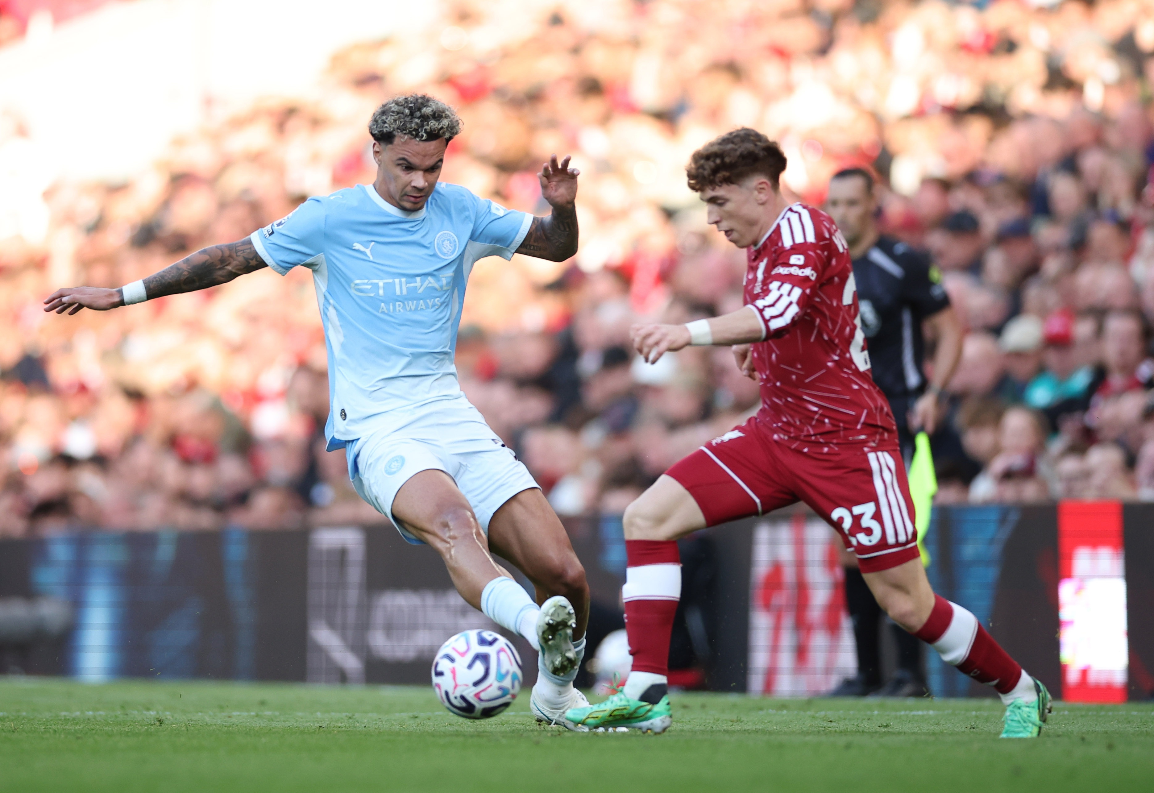 Nico O'Reilly - 6.7/10: Cầu thủ trẻ của Manchester City có màn trình diễn tròn vai, duy trì cự ly đội hình vững vàng trong sơ đồ 4-1-4-1 và giữ lối chuyền bóng đơn giản nhằm đóng góp vào tổng số 551 đường chuyền chính xác của toàn đội. Ảnh: EPA/ADAM VAUGHAN

Marc Guehi - 7.4/10: Thi đấu điềm tĩnh và chắc chắn ở vị trí trung vệ lệch phải, anh đóng góp vào 12 pha phá bóng giải nguy cho Manchester City và vô hiệu hóa hiệu quả các đợt lên bóng nguy hiểm của Liverpool. Ảnh: EPA/ADAM VAUGHAN

Elliot Anderson - 8.1/10: Chơi ở vị trí mỏ neo, anh thể hiện sự bền bỉ cùng nhãn quan thông minh, vừa giúp tuyến giữa Manchester City áp đảo khoảng trống sau khi Ryan Gravenberch bên phía Liverpool nhận thẻ đỏ, vừa trực tiếp kiến tạo cho Jeremy Doku nhân đôi cách biệt ở phút 68. Ảnh: EPA/ADAM VAUGHAN

Antoine Semenyo - 7.0/10: Thi đấu giàu thể lực và xông xáo bên cánh, anh liên tục khuấy đảo kéo dãn hàng thủ Liverpool và thắng nhiều pha tranh chấp tay đôi giúp Manchester City kiếm về tới 6 quả phạt góc. Ảnh: EPA/ADAM VAUGHAN

Enzo Fernandez - 6.9/10: Đóng vai trò trạm trung chuyển điều tiết nhịp độ, tiền vệ người Argentina giúp Manchester City làm chủ tuyến giữa với 65% thời lượng kiểm soát bóng cùng những pha mở biên nhịp nhàng làm tiêu hao thể lực của đối phương. Ảnh: EPA/ADAM VAUGHAN

Rayan Cherki - 8.1/10: Liên tục khai thác khoảng trống giữa các tuyến bằng khả năng sáng tạo vượt trội, ngôi sao người Pháp đã khép lại ngày thi đấu ấn tượng bằng pha lập công nâng tỷ số lên 3-0 ở phút 78 sau đường dọn cỗ của Josko Gvardiol. Ảnh: EPA/ADAM VAUGHAN 

Iliman Ndiaye - 6.1/10: Dù nỗ lực gây sức ép và hỗ trợ đội bóng làm chủ khu vực giữa sân trong 45 phút đầu tiên, anh lại thiếu đi sự sắc bén cần thiết ở khâu xử lý cuối cùng. Ảnh: EPA/ADAM VAUGHAN 

Erling Haaland - 7.7/10: Thể hiện đúng phẩm chất của một ngôi sao lớn khi kiên nhẫn vượt qua hiệp một trầm lắng, anh vừa thu hút sự chú ý của cặp trung vệ đối phương, vừa tung ra pha dứt điểm chuẩn xác ở phút 65 để khai thông thế bế tắc trận đấu. Ảnh: EPA/ADAM VAUGHAN 

Jeremy Doku - 7.4/10: Được tung vào sân từ phút 56, anh lập tức trở thành ngòi nổ thay đổi cục diện trận đấu nhờ tốc độ xé gió gây hỗn loạn hàng phòng ngự Liverpool, rồi tự mình ghi bàn thắng quan trọng ở phút 68 để dập tắt hy vọng lội ngược dòng của đối thủ. Ảnh: Tom Flathers/Getty Images

Chấm điểm Manchester City. Ảnh: Bongda.com.vn