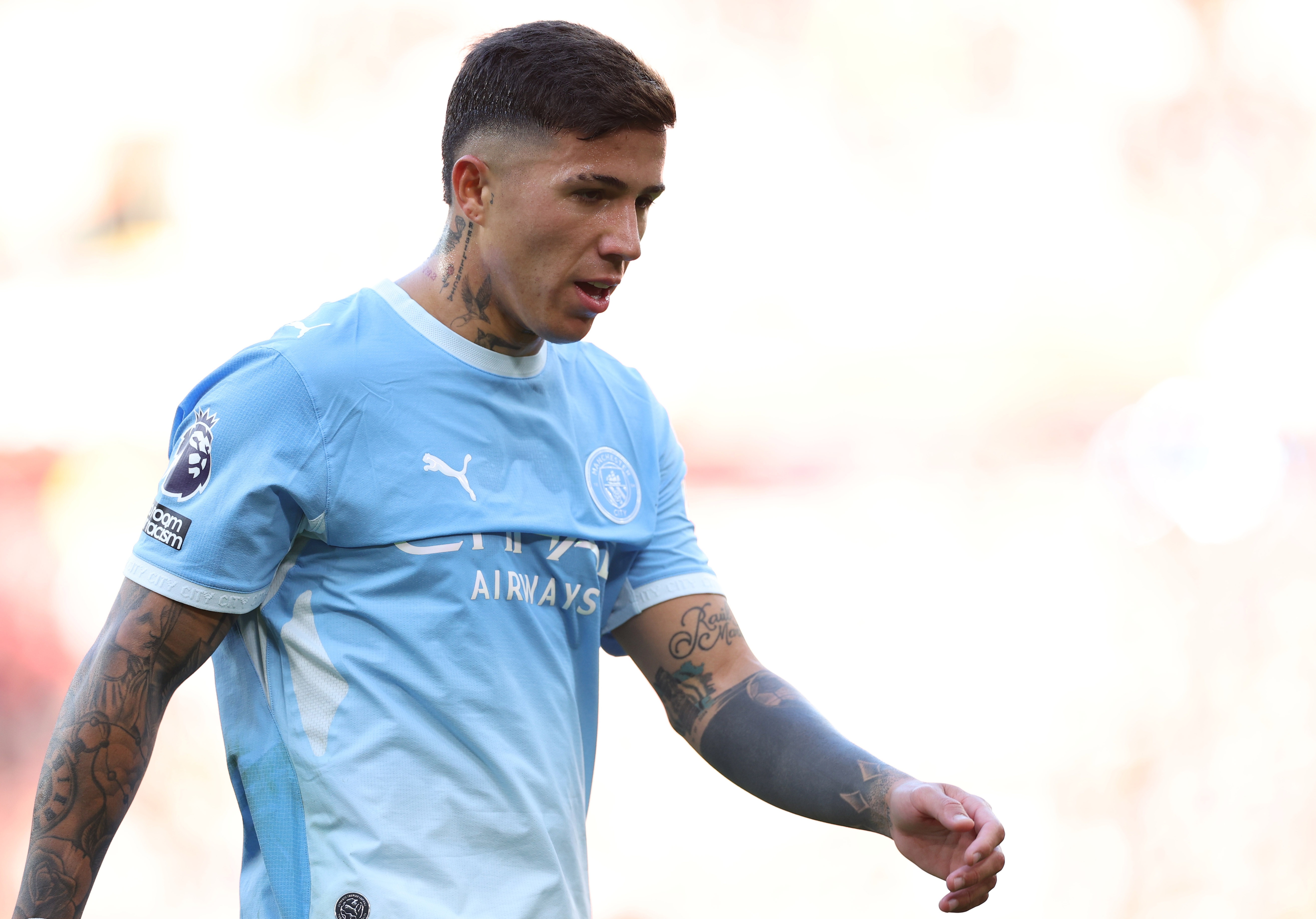 Enzo Fernandez - 6.9/10: Đóng vai trò trạm trung chuyển điều tiết nhịp độ, tiền vệ người Argentina giúp Manchester City làm chủ tuyến giữa với 65% thời lượng kiểm soát bóng cùng những pha mở biên nhịp nhàng làm tiêu hao thể lực của đối phương. Ảnh: EPA/ADAM VAUGHAN

Rayan Cherki - 8.1/10: Liên tục khai thác khoảng trống giữa các tuyến bằng khả năng sáng tạo vượt trội, ngôi sao người Pháp đã khép lại ngày thi đấu ấn tượng bằng pha lập công nâng tỷ số lên 3-0 ở phút 78 sau đường dọn cỗ của Josko Gvardiol. Ảnh: EPA/ADAM VAUGHAN 

Iliman Ndiaye - 6.1/10: Dù nỗ lực gây sức ép và hỗ trợ đội bóng làm chủ khu vực giữa sân trong 45 phút đầu tiên, anh lại thiếu đi sự sắc bén cần thiết ở khâu xử lý cuối cùng. Ảnh: EPA/ADAM VAUGHAN 

Erling Haaland - 7.7/10: Thể hiện đúng phẩm chất của một ngôi sao lớn khi kiên nhẫn vượt qua hiệp một trầm lắng, anh vừa thu hút sự chú ý của cặp trung vệ đối phương, vừa tung ra pha dứt điểm chuẩn xác ở phút 65 để khai thông thế bế tắc trận đấu. Ảnh: EPA/ADAM VAUGHAN 

Jeremy Doku - 7.4/10: Được tung vào sân từ phút 56, anh lập tức trở thành ngòi nổ thay đổi cục diện trận đấu nhờ tốc độ xé gió gây hỗn loạn hàng phòng ngự Liverpool, rồi tự mình ghi bàn thắng quan trọng ở phút 68 để dập tắt hy vọng lội ngược dòng của đối thủ. Ảnh: Tom Flathers/Getty Images

Chấm điểm Manchester City. Ảnh: Bongda.com.vn