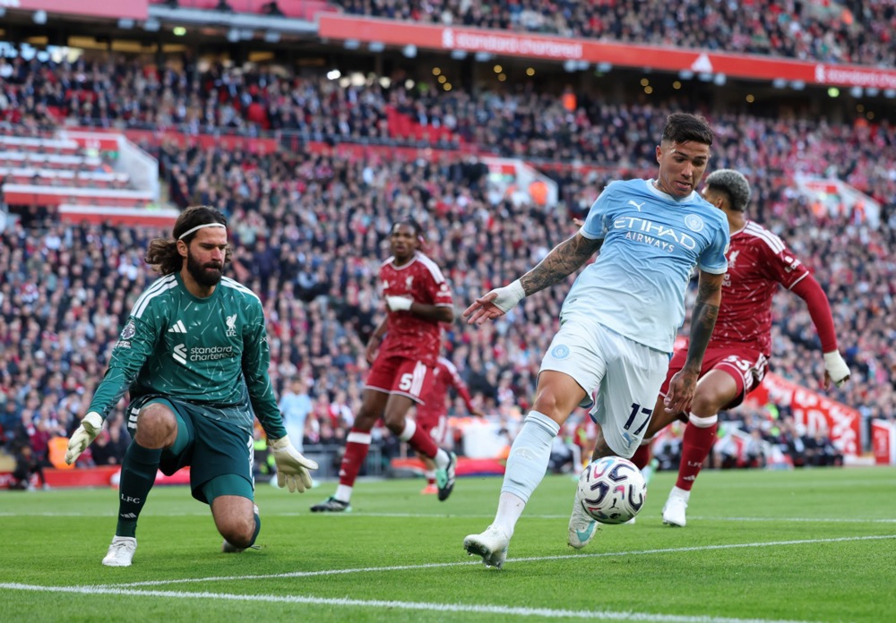 Alisson – 5.9 điểm: Bắt gọn cú sút xa của Enzo Fernandez và chơi tập trung. Hiệp một không phải làm việc nhiều nhờ tuyến trên phòng ngự tốt, nhưng hoàn toàn bất lực trước các bàn thua sau chiếc thẻ đỏ. Ảnh: EPA.

Ronald Araujo – 5.9: Đấu tay đôi quyết liệt và làm chậm các đợt lên bóng của Semenyo. Đáng chú ý, Man City có bàn thắng đánh thẳng vào cánh của anh ngay sau khi anh rời sân. Ảnh: EPA.

Jeremy Jacquet – 5.9: Chọn vị trí thông minh để bẻ gãy đợt phản công của Man City dù phải kèm hai người. Tiếp tục là điểm sáng ổn định của cả đội mùa này. Ảnh: EPA.

Virgil van Dijk – 5.8: Nhiều lần dâng cao pressing ấn tượng để bù quân số ở tuyến giữa. Góp mặt ở tình huống Haaland ghi bàn, nhưng pha bóng đó đổi hướng khiến toàn bộ hàng thủ bị bất ngờ. Ảnh: EPA.

Milos Kerkez – 6.1: Có pha phá bóng giải nguy chuẩn xác bằng chân không thuận, nhưng mắc lỗi kèm người để Semenyo tạo ra cơ hội nguy hiểm cho Haaland khi tỷ số đang là 0-0. Ảnh: EPA.

Ryan Gravenberch – 4.9: Kéo bóng tốt và tung ra một cú sút xa nguy hiểm. Dẫu vậy, anh giữ bóng quá rườm rà, phòng ngự yếu và thiếu tỉnh táo khi phạm lỗi với Doku để rồi bị truất quyền thi đấu một cách đáng tiếc dù đã nhận một thẻ vàng trước đó. Ảnh: EPA.

Alexis Mac Allister – 6.1: Cày ải và cáng đáng tuyến giữa trong thế trận hàng công thiếu sáng tạo; hoàn thành tốt nhiệm vụ phòng ngự nhờ sự hỗ trợ từ các tuyến. Ảnh: EPA.

Victor Munoz – 6.3: Tốc độ ấn tượng, chơi sắc bén hơn hẳn Barcola với lối đá bám biên trực diện, phối hợp tốt với Wirtz và rất tích cực dứt điểm. Ảnh: EPA.

Florian Wirtz – 6.5: Chạm bóng nhiều nhưng thiếu tính đột biến và sớm bị thay ra sau tấm thẻ đỏ. Điểm sáng hiếm hoi là pha phối hợp một-hai với Munoz. Ảnh: EPA.

Bradley Barcola – 6.3: Tích cực lùi sâu hỗ trợ phòng ngự nhưng mờ nhạt trên hàng công; chưa thể hiện được chất lượng cá nhân và lạc nhịp với các đồng đội. Ảnh: EPA.

Lewis Koumas – 6.1: Pressing không biết mệt mỏi gây khó cho khâu triển khai bóng của Man City; sở hữu tốc độ nguy hiểm và có một cú dứt điểm uy lực khiến Donnarumma phải vất vả cản phá. Ảnh: EPA.

Chấm điểm cầu thủ 2 đội. Ảnh: BongDa.com.vn.