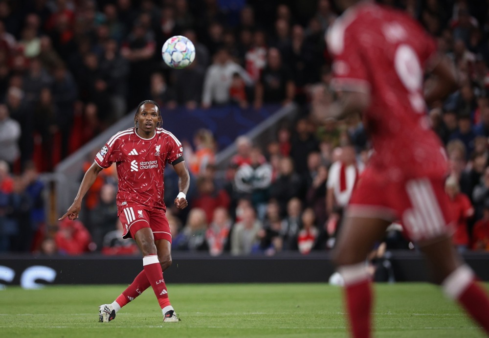 Jeremy Jacquet – 5.9: Chọn vị trí thông minh để bẻ gãy đợt phản công của Man City dù phải kèm hai người. Tiếp tục là điểm sáng ổn định của cả đội mùa này. Ảnh: EPA.

Virgil van Dijk – 5.8: Nhiều lần dâng cao pressing ấn tượng để bù quân số ở tuyến giữa. Góp mặt ở tình huống Haaland ghi bàn, nhưng pha bóng đó đổi hướng khiến toàn bộ hàng thủ bị bất ngờ. Ảnh: EPA.

Milos Kerkez – 6.1: Có pha phá bóng giải nguy chuẩn xác bằng chân không thuận, nhưng mắc lỗi kèm người để Semenyo tạo ra cơ hội nguy hiểm cho Haaland khi tỷ số đang là 0-0. Ảnh: EPA.

Ryan Gravenberch – 4.9: Kéo bóng tốt và tung ra một cú sút xa nguy hiểm. Dẫu vậy, anh giữ bóng quá rườm rà, phòng ngự yếu và thiếu tỉnh táo khi phạm lỗi với Doku để rồi bị truất quyền thi đấu một cách đáng tiếc dù đã nhận một thẻ vàng trước đó. Ảnh: EPA.

Alexis Mac Allister – 6.1: Cày ải và cáng đáng tuyến giữa trong thế trận hàng công thiếu sáng tạo; hoàn thành tốt nhiệm vụ phòng ngự nhờ sự hỗ trợ từ các tuyến. Ảnh: EPA.

Victor Munoz – 6.3: Tốc độ ấn tượng, chơi sắc bén hơn hẳn Barcola với lối đá bám biên trực diện, phối hợp tốt với Wirtz và rất tích cực dứt điểm. Ảnh: EPA.

Florian Wirtz – 6.5: Chạm bóng nhiều nhưng thiếu tính đột biến và sớm bị thay ra sau tấm thẻ đỏ. Điểm sáng hiếm hoi là pha phối hợp một-hai với Munoz. Ảnh: EPA.

Bradley Barcola – 6.3: Tích cực lùi sâu hỗ trợ phòng ngự nhưng mờ nhạt trên hàng công; chưa thể hiện được chất lượng cá nhân và lạc nhịp với các đồng đội. Ảnh: EPA.

Lewis Koumas – 6.1: Pressing không biết mệt mỏi gây khó cho khâu triển khai bóng của Man City; sở hữu tốc độ nguy hiểm và có một cú dứt điểm uy lực khiến Donnarumma phải vất vả cản phá. Ảnh: EPA.

Chấm điểm cầu thủ 2 đội. Ảnh: BongDa.com.vn.