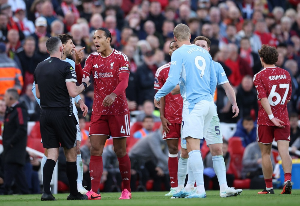 Virgil van Dijk – 5.8: Nhiều lần dâng cao pressing ấn tượng để bù quân số ở tuyến giữa. Góp mặt ở tình huống Haaland ghi bàn, nhưng pha bóng đó đổi hướng khiến toàn bộ hàng thủ bị bất ngờ. Ảnh: EPA.

Milos Kerkez – 6.1: Có pha phá bóng giải nguy chuẩn xác bằng chân không thuận, nhưng mắc lỗi kèm người để Semenyo tạo ra cơ hội nguy hiểm cho Haaland khi tỷ số đang là 0-0. Ảnh: EPA.

Ryan Gravenberch – 4.9: Kéo bóng tốt và tung ra một cú sút xa nguy hiểm. Dẫu vậy, anh giữ bóng quá rườm rà, phòng ngự yếu và thiếu tỉnh táo khi phạm lỗi với Doku để rồi bị truất quyền thi đấu một cách đáng tiếc dù đã nhận một thẻ vàng trước đó. Ảnh: EPA.

Alexis Mac Allister – 6.1: Cày ải và cáng đáng tuyến giữa trong thế trận hàng công thiếu sáng tạo; hoàn thành tốt nhiệm vụ phòng ngự nhờ sự hỗ trợ từ các tuyến. Ảnh: EPA.

Victor Munoz – 6.3: Tốc độ ấn tượng, chơi sắc bén hơn hẳn Barcola với lối đá bám biên trực diện, phối hợp tốt với Wirtz và rất tích cực dứt điểm. Ảnh: EPA.

Florian Wirtz – 6.5: Chạm bóng nhiều nhưng thiếu tính đột biến và sớm bị thay ra sau tấm thẻ đỏ. Điểm sáng hiếm hoi là pha phối hợp một-hai với Munoz. Ảnh: EPA.

Bradley Barcola – 6.3: Tích cực lùi sâu hỗ trợ phòng ngự nhưng mờ nhạt trên hàng công; chưa thể hiện được chất lượng cá nhân và lạc nhịp với các đồng đội. Ảnh: EPA.

Lewis Koumas – 6.1: Pressing không biết mệt mỏi gây khó cho khâu triển khai bóng của Man City; sở hữu tốc độ nguy hiểm và có một cú dứt điểm uy lực khiến Donnarumma phải vất vả cản phá. Ảnh: EPA.

Chấm điểm cầu thủ 2 đội. Ảnh: BongDa.com.vn.