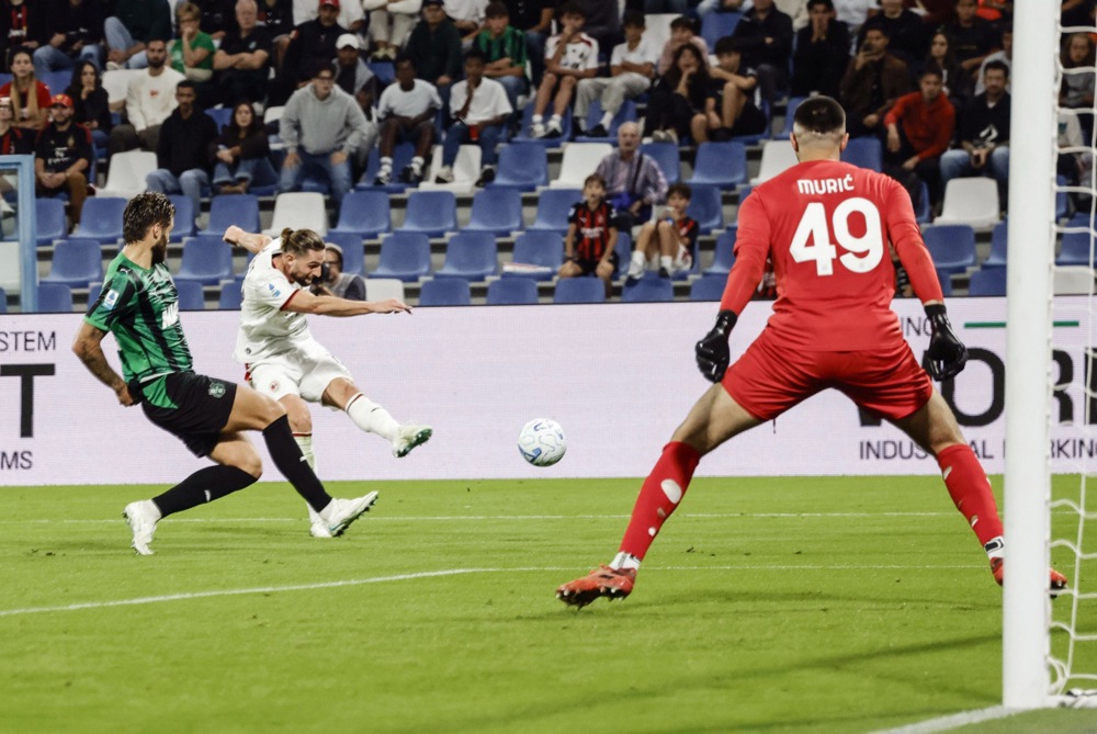 Rabiot ghi bàn cho Milan. Ảnh: EPA.
