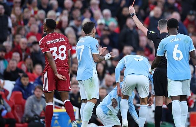 Gravenberch nhận thẻ đỏ trong trận Man City. (Ảnh: EPA Images)