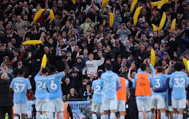 CĐV Man City mang chuối bơm hơi vào sân Anfield. (Ảnh: EPA Images)