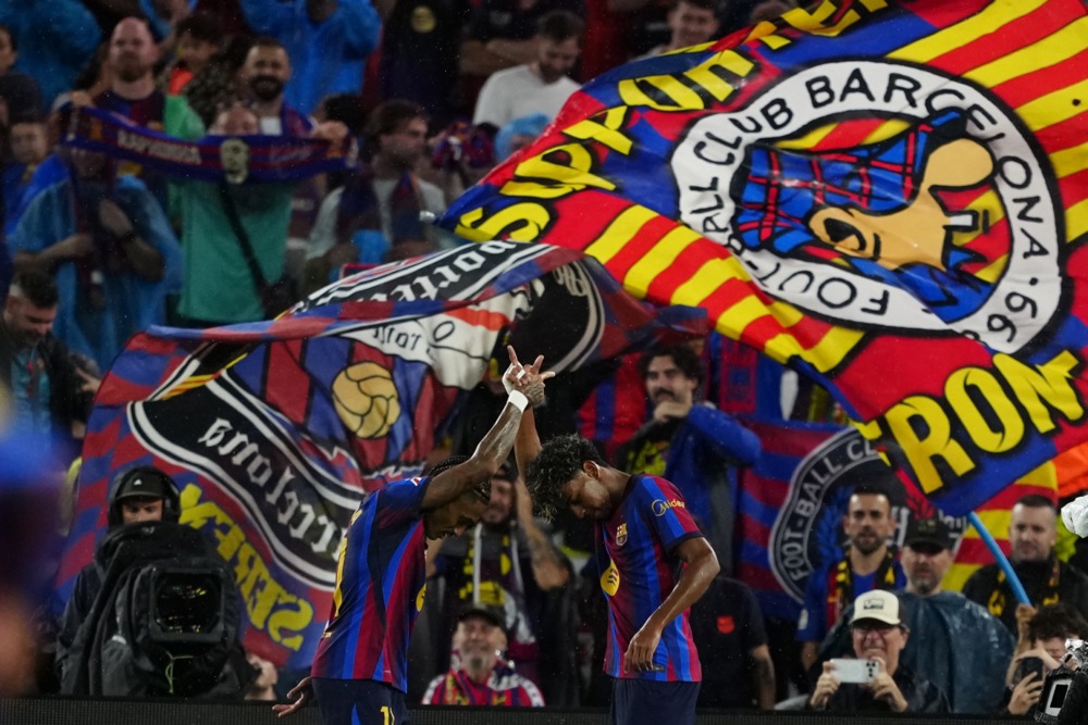 Camp Nou đang là điểm tựa vững chắc cho Barca. Ảnh: EPA.