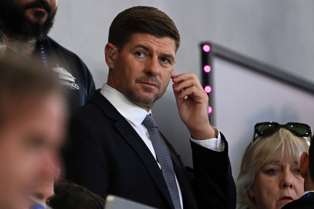 Ảnh bài viết Gerrard chỉ đích danh người thay thế hoàn hảo cho Van Dijk ở Liverpool