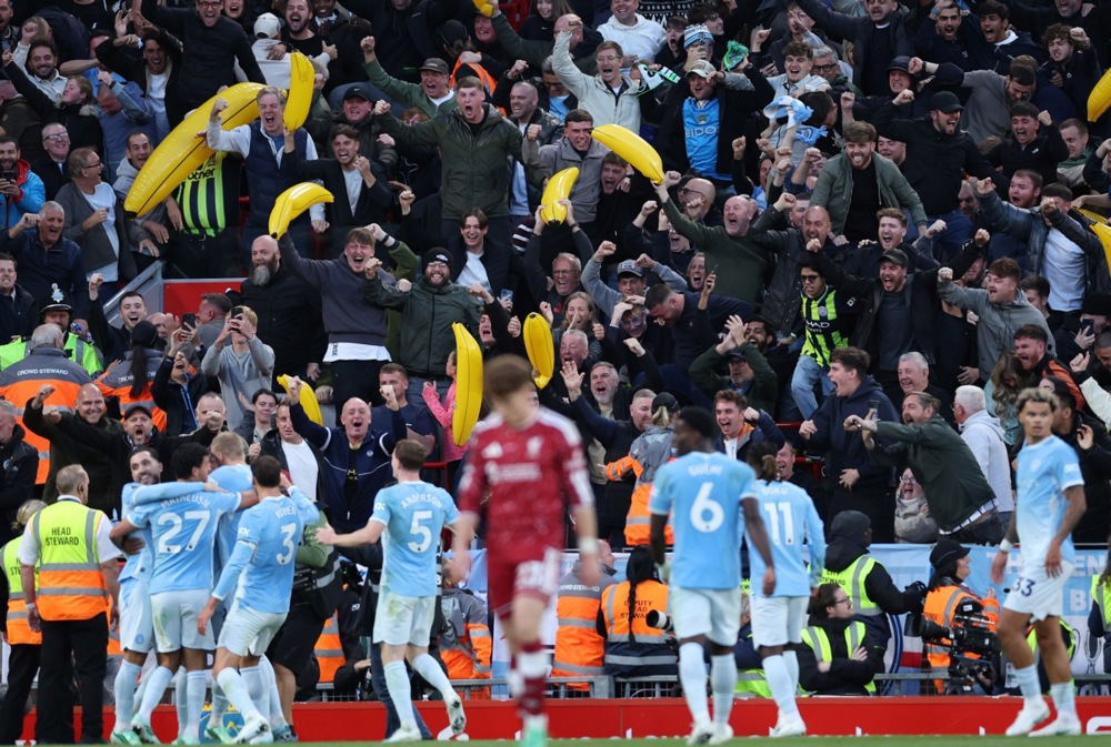 Man City đ&atilde; k&eacute;o sập ph&aacute;o đ&agrave;i Anfield. Ảnh: EPA IMAGES. 