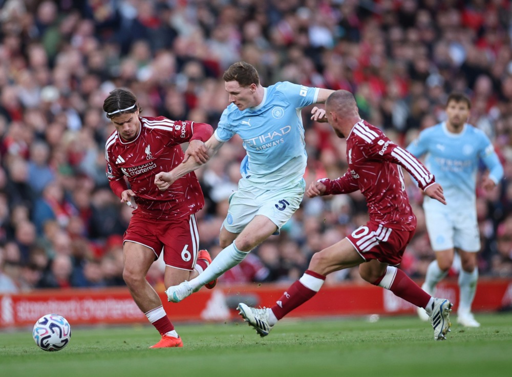 Man City đ&atilde; chơi &aacute;p đảo ngay từ trước tấm thẻ đỏ của Gravenberch. Ảnh: EPA IMAGES. 