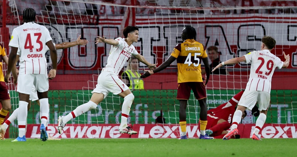 Ảnh bài viết Ngôi sao Nhật Bản đưa Freiburg lên đỉnh Bundesliga