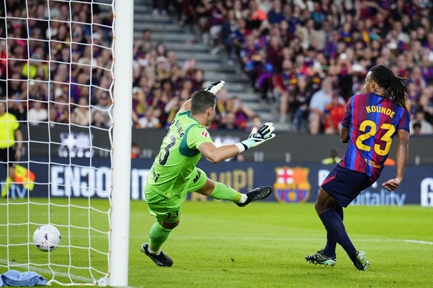 Kounde nằm trong tầm ngắm của Liverpool. Ảnh: EPA.