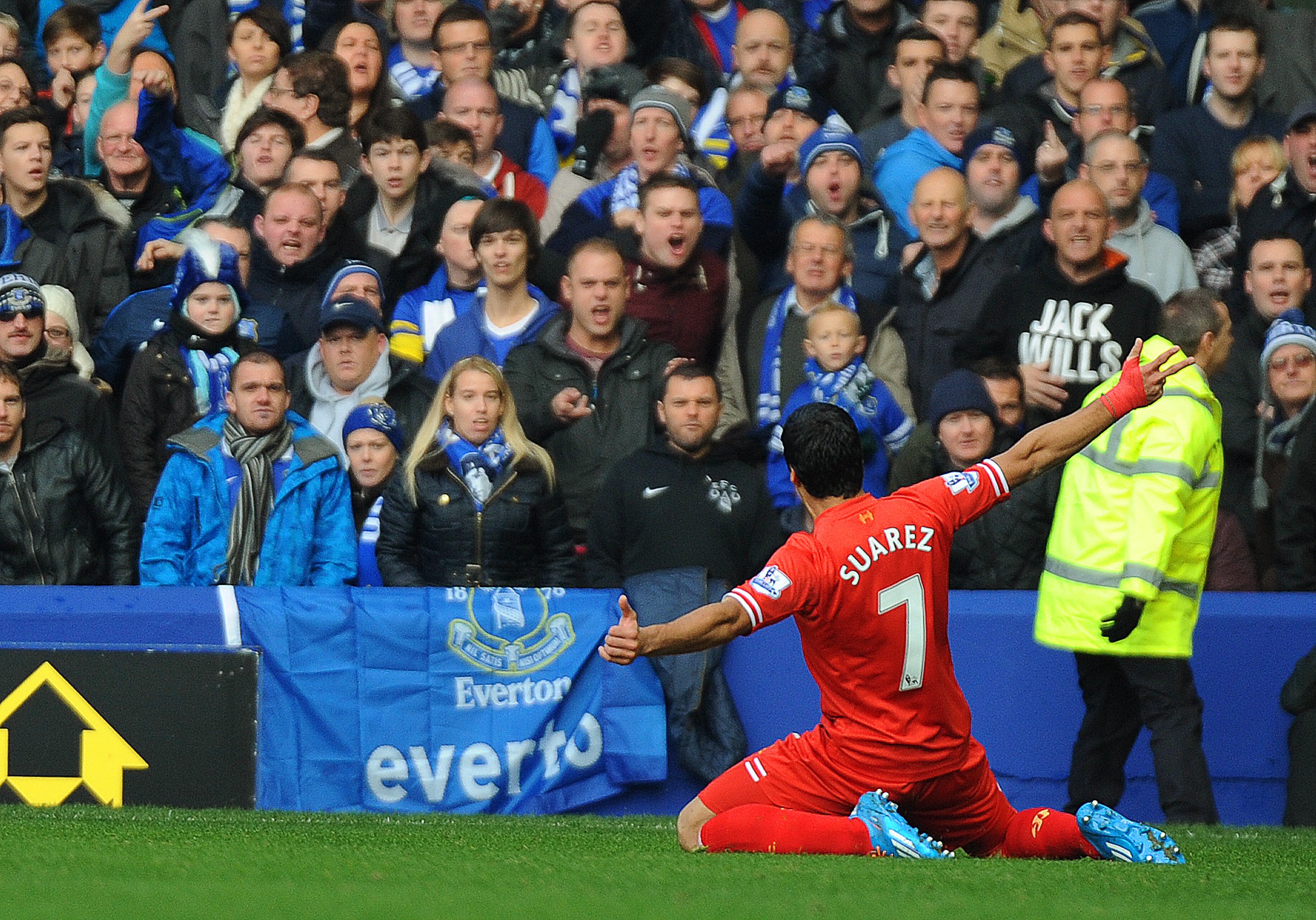 Anfield chờ đợi một thủ lĩnh đưa đội b&oacute;ng trở lại đỉnh cao. (Ảnh: EPA Images)
