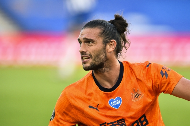 Andy Carroll đ&atilde; phải sống qua chuỗi ng&agrave;y th&aacute;ng &aacute;m ảnh. Ảnh: EPA