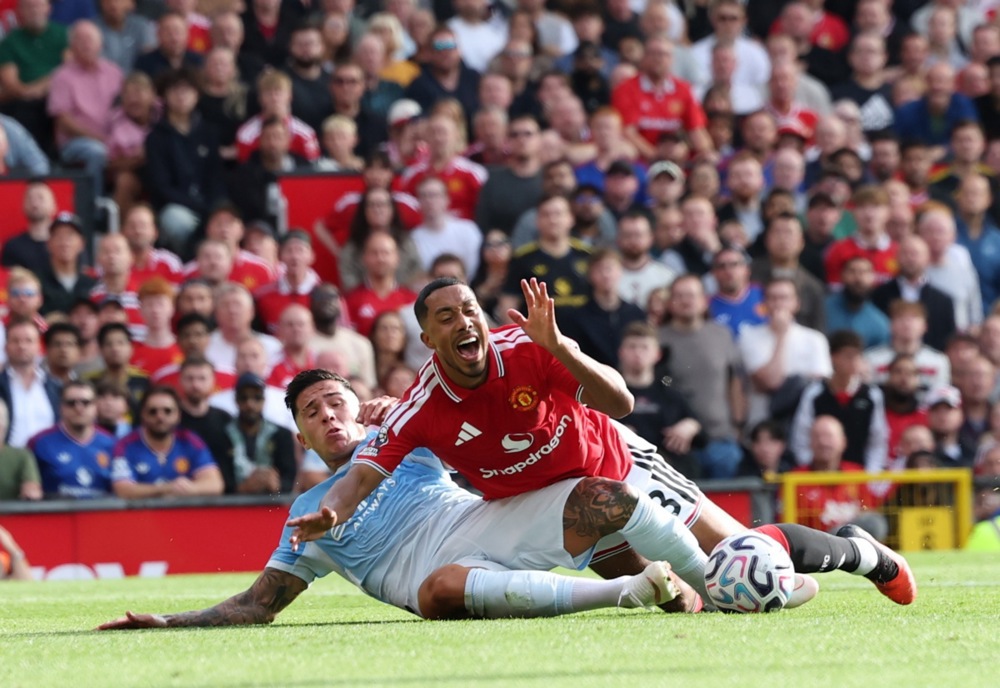 Ảnh bài viết Lời cảnh báo đắt giá của Carragher cho tuyến giữa MU