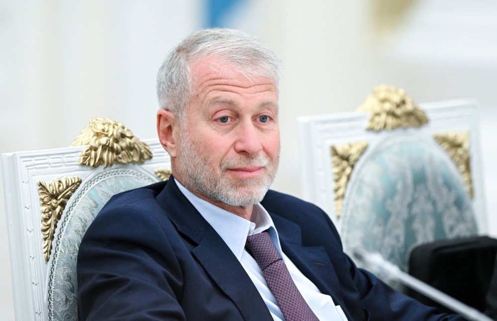 Tiền b&aacute;n Chelsea của Roman Abramovich chưa được giải ng&acirc;n. Ảnh: EPA.