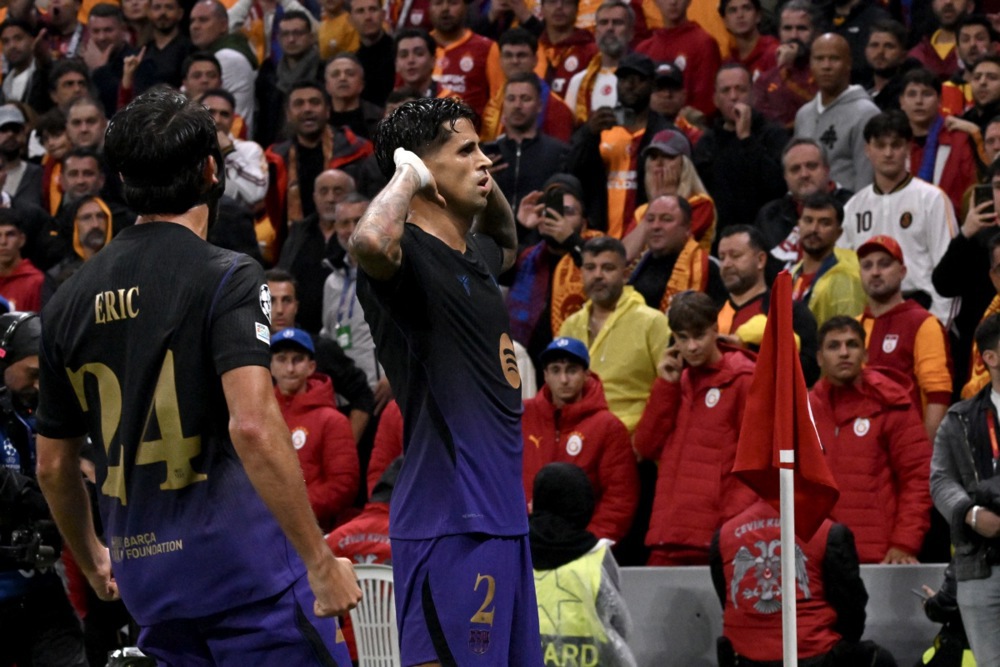 Cancelo ghi b&agrave;n cho Barcelona. Ảnh: EPA.