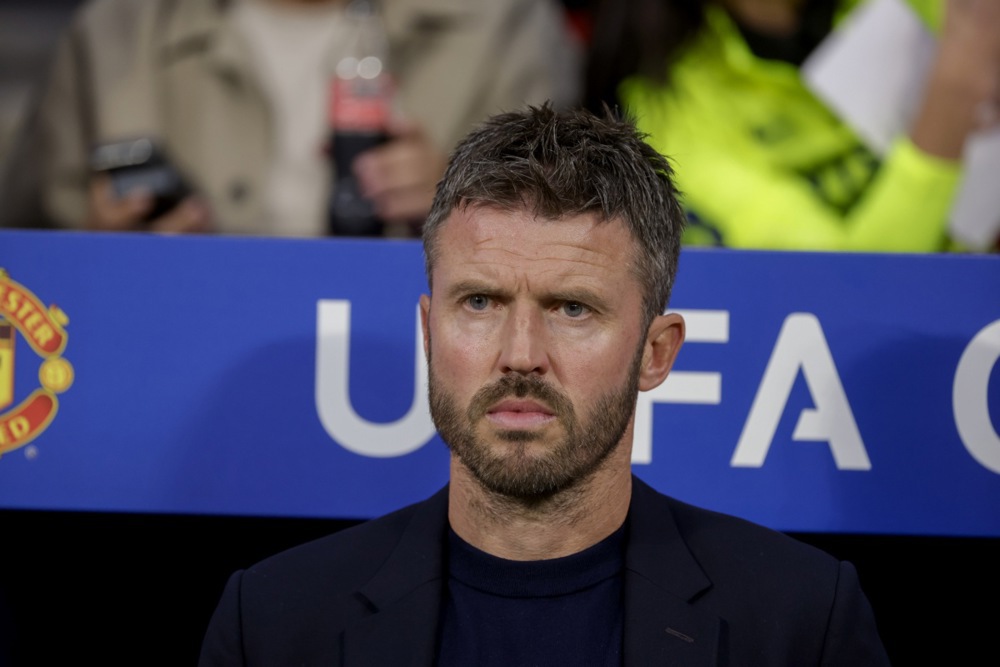 Carrick bất lực trong trận thua trước Atletico. Ảnh: EPA.