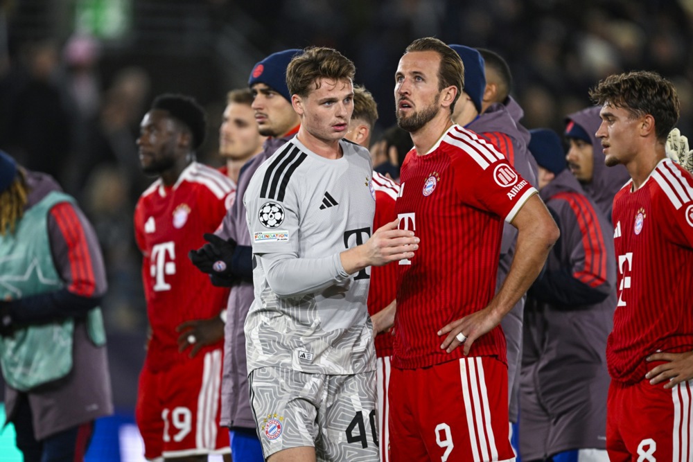 Bayern Munich phải chia điểm trước Viking trong thế thiếu người. Ảnh: EPA.