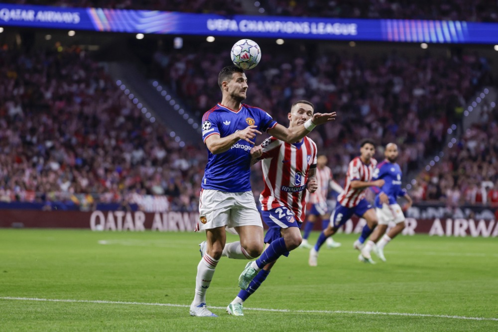 Diogo Dalot – 6. Hậu vệ này gặp nhiều khó khăn trước những pha dâng cao chồng biên của Grimaldo. Ảnh: EPA.