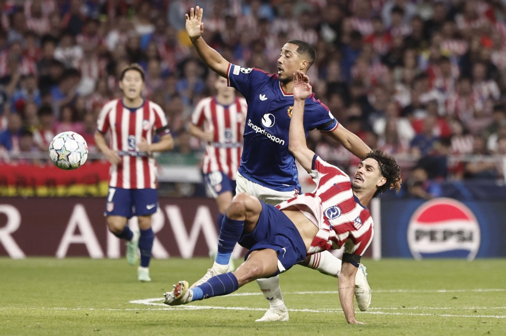 Youri Tielemans – 6,3. Tielemans không thể tạo ra nhịp điệu ổn định ở khu vực trung tuyến. Tiền vệ này thường xuyên thất thế trong các pha tranh chấp. Ảnh: EPA.