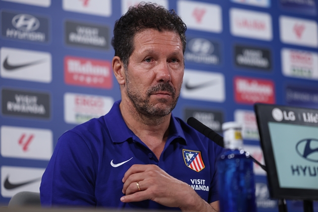 Diego Simeone chỉ cách giúp Atletico Madrid đánh bại Manchester United. Ảnh: EPA/KIKO HUESCA