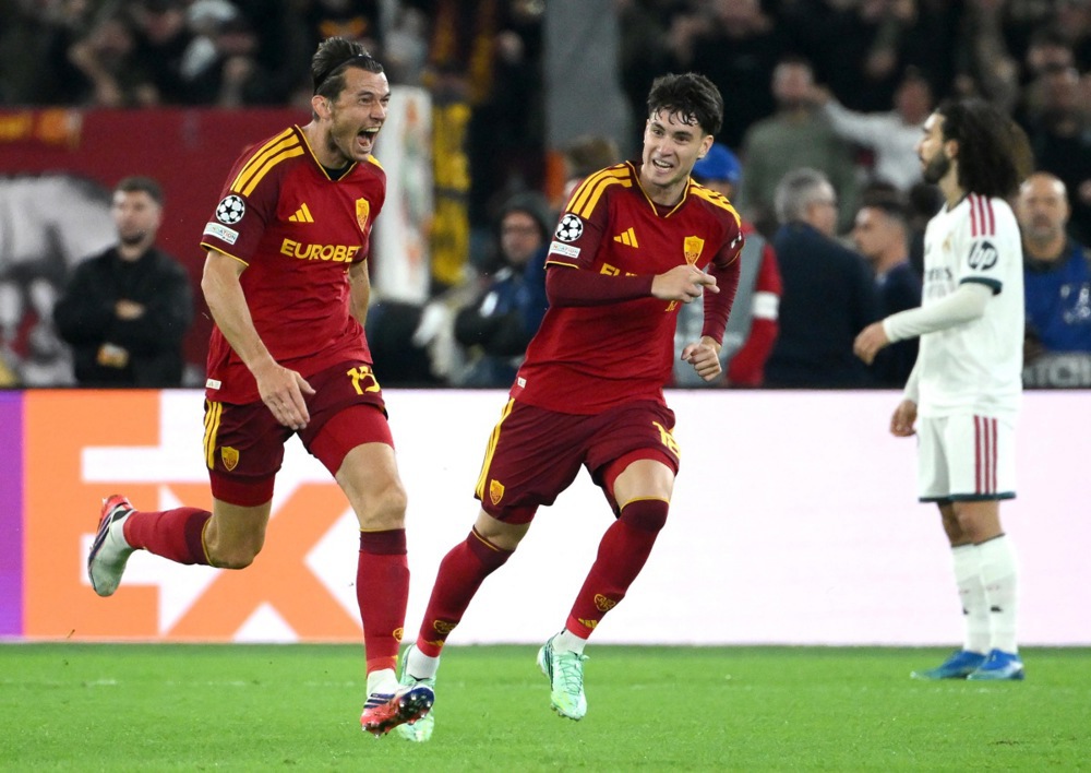 De Roon sớm giúp Roma dẫn trước. Ảnh: EPA.