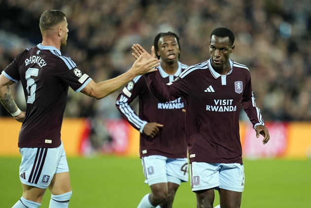 Nicolas Jakson tỏa s&aacute;ng gi&uacute;p Aston Villa nhấn ch&igrave;m Fenerbahce. Ảnh: EPA