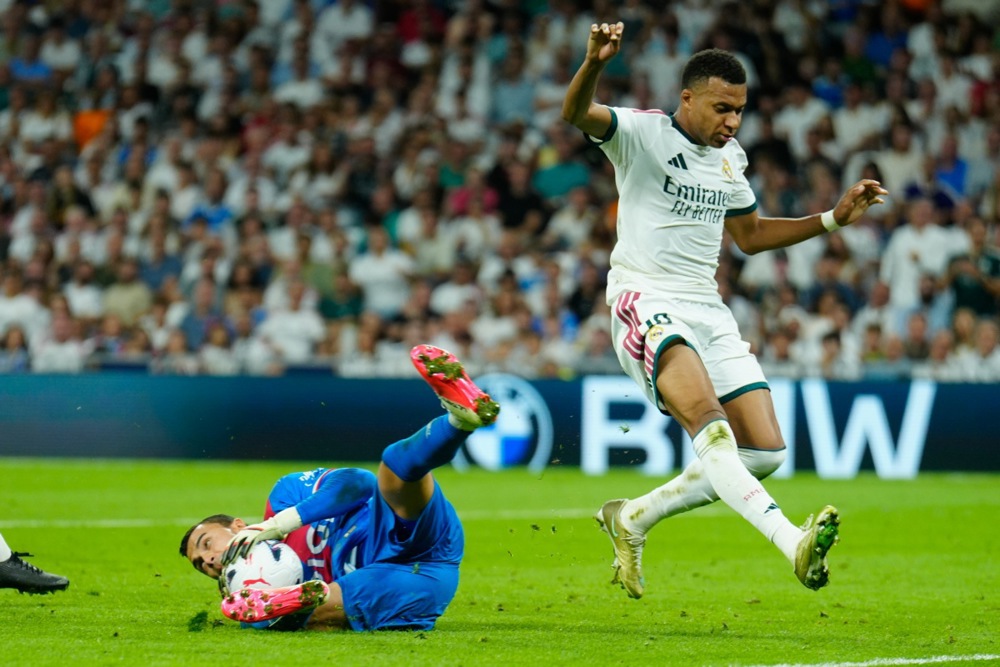 Emil Audero đối đầu với Mbappe khi còn khoác áo Rayo Vallecano. Ảnh: EPA.