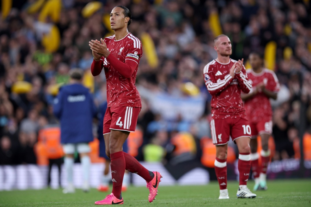 Hàng phòng ngự Liverpool vẫn chưa thể khiến NHM an tâm. Ảnh: EPA.