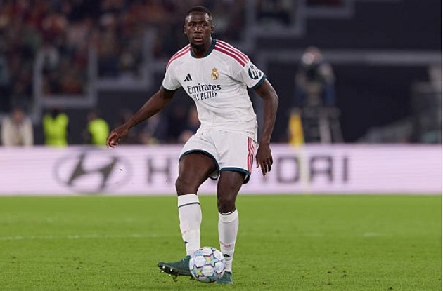 Ibrahima Konate (6.8): Chật vật chống đỡ các đợt phản công nhanh từ Roma. Chọn vị trí chưa tốt và không bọc lót kịp thời cho hai biên. Ảnh: Emmanuele Ciancaglini/Ciancaphoto Studio/Getty Images.

Marc Cucurella (5.7): Hay dâng cao và thường xuyên bị đối phương khai thác, trước khi rời sân ở phút 78. Ảnh: Antonio Villalba/Real Madrid via Getty Images.

Denzel Dumfries (5.8): Mờ nhạt và thiếu tính chiến đấu bên cánh phải. Anh bị thay ra ở phút 59 để nhường chỗ cho Arda Guler. Ảnh: Danilo Gemito/DeFodi Images/DeFodi via Getty Images.

Aurelien Tchouameni (6): Đánh mất khả năng che chắn cho hàng thủ, dễ dàng bị vượt qua trong bàn thua thứ hai và rời sân ở phút 70. Ảnh: Emmanuele Ciancaglini/Ciancaphoto Studio/Getty Images.

Federico Valverde (6.9): Mang băng đội trưởng và duy trì nguồn năng lượng dồi dào, dù đôi lúc thất thế trước tuyến giữa đông đúc của đối phương. Ảnh: Antonio Villalba/Real Madrid via Getty Images.

Jude Bellingham (6.9): Cầu thủ kết nối lối chơi quan trọng. Đi bóng táo bạo và duy trì áp lực liên tục lên hàng thủ Roma ở những phút cuối. Ảnh: EPA.

Vinicius Junior (6.2): Bế tắc trước sự kèm cặp của đối phương. Thiếu khoảng trống để bứt tốc và bị thay ra ngay từ phút 59. Ảnh: EPA.

Yan Diomande (6.6): Thi đấu năng nổ, để lại dấu ấn khi tham gia vào tình huống dẫn đến bàn gỡ hòa của Mbappe trước khi rời sân ở phút 79. Ảnh: EPA.

Kylian Mbappe (7.7): Thi đấu bùng nổ trong hiệp một với cú dứt điểm gỡ hòa ở phút 25. Anh suýt có thêm một bàn thắng nữa ở hiệp hai trước khi VAR từ chối vì lỗi việt vị. Ảnh: EPA.