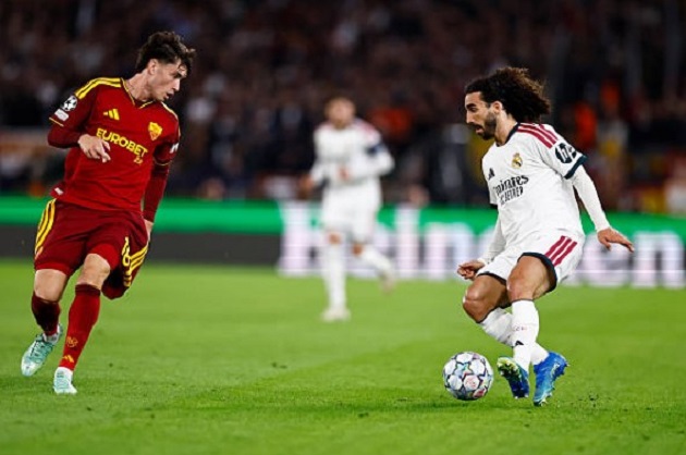 Marc Cucurella (5.7): Hay dâng cao và thường xuyên bị đối phương khai thác, trước khi rời sân ở phút 78. Ảnh: Antonio Villalba/Real Madrid via Getty Images.

Denzel Dumfries (5.8): Mờ nhạt và thiếu tính chiến đấu bên cánh phải. Anh bị thay ra ở phút 59 để nhường chỗ cho Arda Guler. Ảnh: Danilo Gemito/DeFodi Images/DeFodi via Getty Images.

Aurelien Tchouameni (6): Đánh mất khả năng che chắn cho hàng thủ, dễ dàng bị vượt qua trong bàn thua thứ hai và rời sân ở phút 70. Ảnh: Emmanuele Ciancaglini/Ciancaphoto Studio/Getty Images.

Federico Valverde (6.9): Mang băng đội trưởng và duy trì nguồn năng lượng dồi dào, dù đôi lúc thất thế trước tuyến giữa đông đúc của đối phương. Ảnh: Antonio Villalba/Real Madrid via Getty Images.

Jude Bellingham (6.9): Cầu thủ kết nối lối chơi quan trọng. Đi bóng táo bạo và duy trì áp lực liên tục lên hàng thủ Roma ở những phút cuối. Ảnh: EPA.

Vinicius Junior (6.2): Bế tắc trước sự kèm cặp của đối phương. Thiếu khoảng trống để bứt tốc và bị thay ra ngay từ phút 59. Ảnh: EPA.

Yan Diomande (6.6): Thi đấu năng nổ, để lại dấu ấn khi tham gia vào tình huống dẫn đến bàn gỡ hòa của Mbappe trước khi rời sân ở phút 79. Ảnh: EPA.

Kylian Mbappe (7.7): Thi đấu bùng nổ trong hiệp một với cú dứt điểm gỡ hòa ở phút 25. Anh suýt có thêm một bàn thắng nữa ở hiệp hai trước khi VAR từ chối vì lỗi việt vị. Ảnh: EPA.
