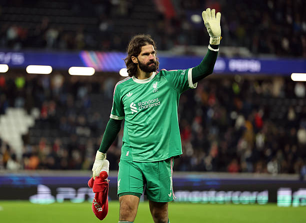 Alisson Becker - 6.4 điểm: Một ngày thi đấu bận rộn đến bất ngờ của thủ thành người Brazil. Dù không thể làm gì hơn trước 3 bàn thua trong hiệp 2, việc không giữ sạch lưới chắc chắn vẫn khiến Alisson thất vọng. Ảnh: Jasmin Walter - UEFA/UEFA via Getty Images.