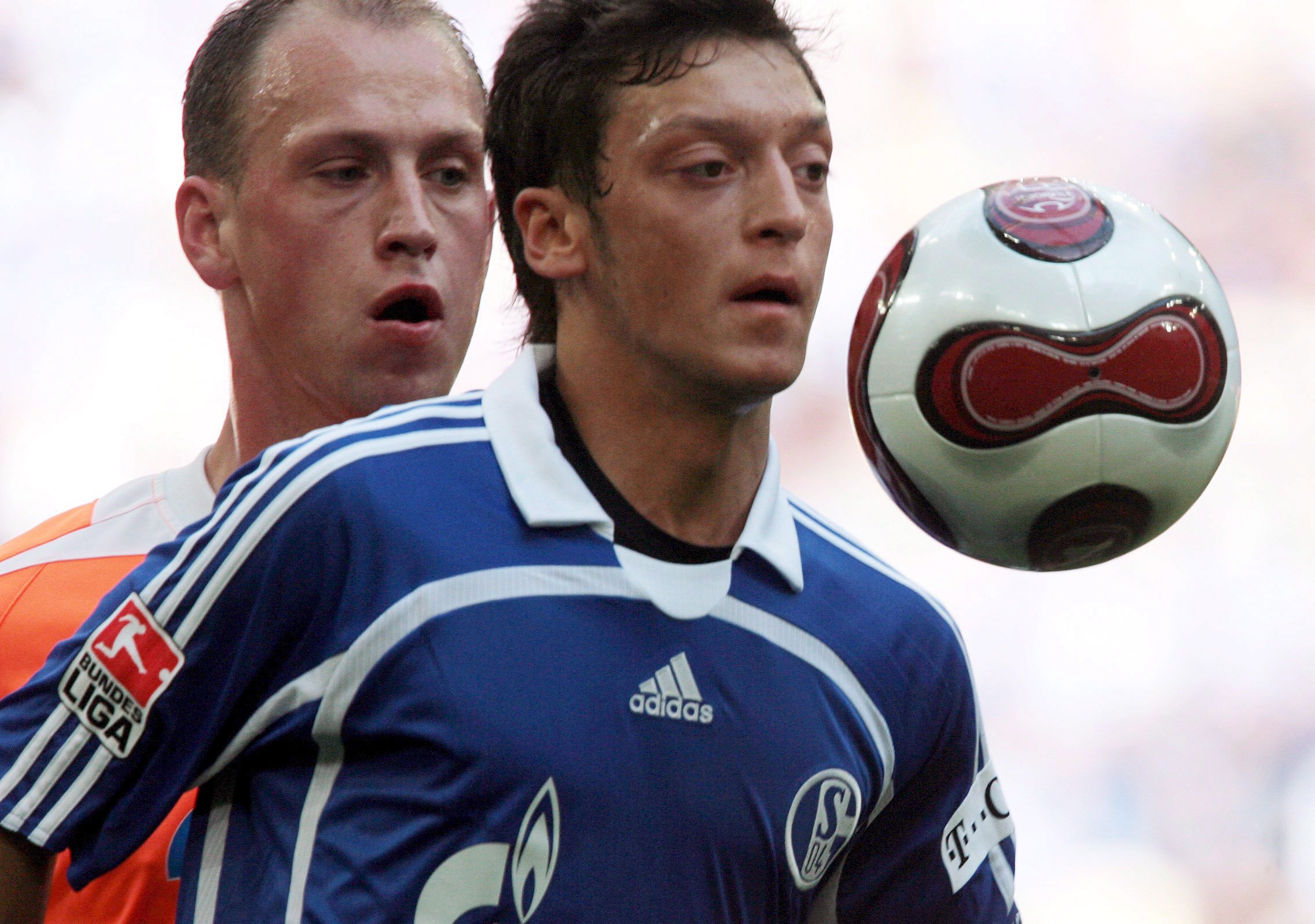 Schalke 04 mở ra cánh cửa bóng đá chuyên nghiệp cho Ozil. (Ảnh: EPA Images)