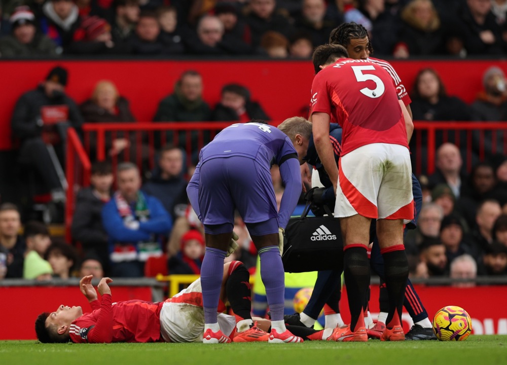 Lisandro Martinez hứng chịu quá nhiều vấn đề thể trạng kể từ khi gia nhập Man Utd. Ảnh: EPA/Adam Vaughan.