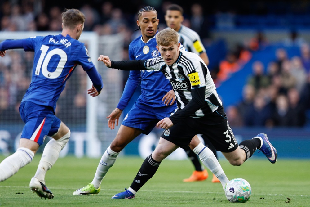 Newcastle có thể sẽ hét giá 100 triệu bảng cho bất kỳ CLB nào quan tâm Lewis Hall. Ảnh: EPA/David Cliff.