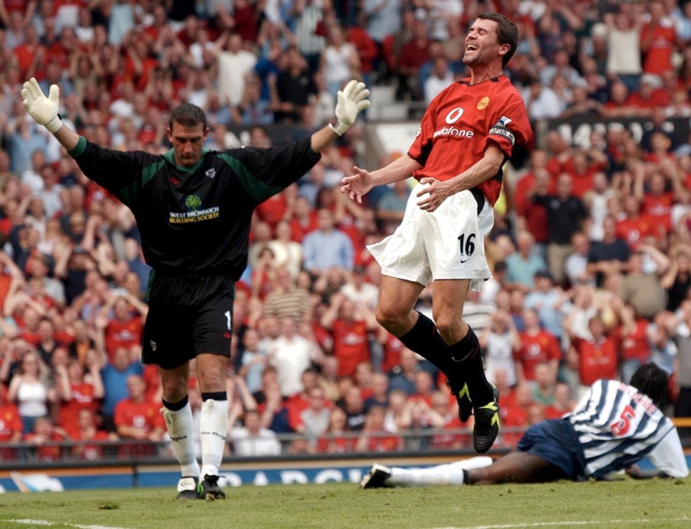 Roy Keane từng đeo băng đội trưởng Man Utd trước khi chia tay Quỷ đỏ. Ảnh: EPA/Paul Barker.