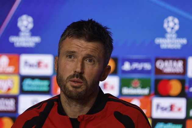 Michael Carrick đang phải đối mặt với rất nhiều áp lực. Ảnh: EPA