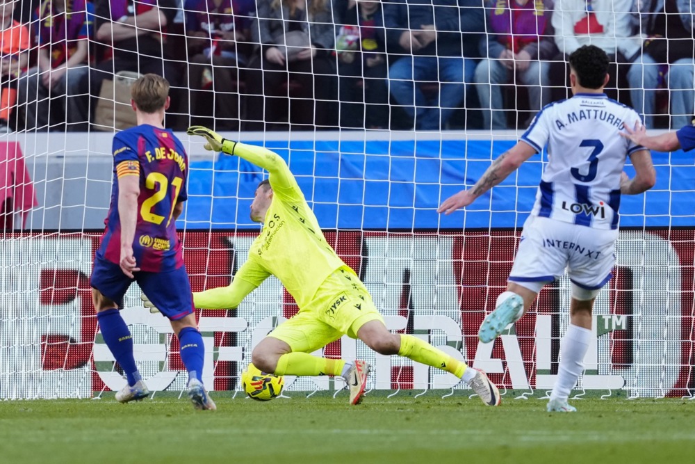 De Jong đánh mất vị trí sau khi Barca chiêu mộ Rodri. Ảnh: EPA.