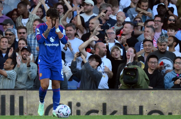 Man Utd đưa ra án phạt sau phát ngôn gây bão của Martinez. Ảnh: EPA