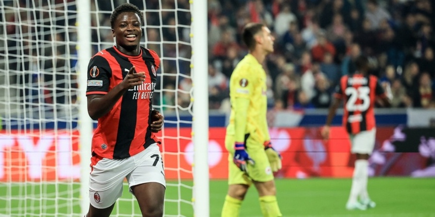 Alphadjo Cisse ghi bàn cho Milan. Ảnh: EPA.
